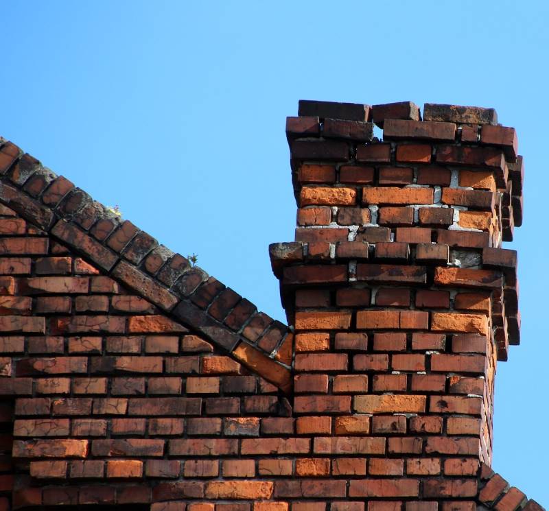 Damaged chimney on an Santa Clarita home showing cracks and missing mortar